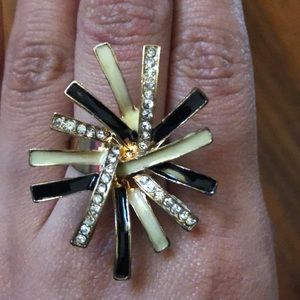 Elegant cream/black gold ring with diamonds